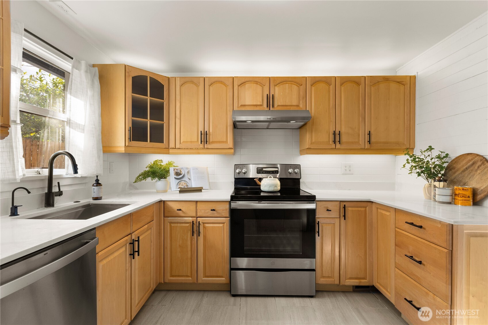 14052 Midvale Avenue North Seattle, WA 98133 - Photo 13 of 29