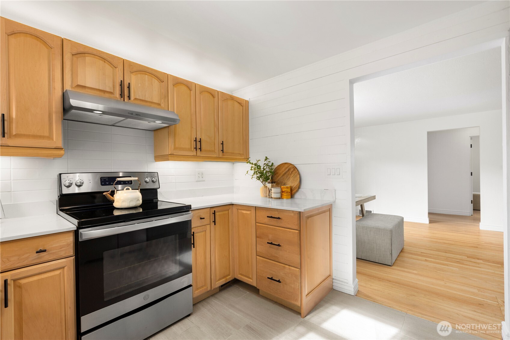 14052 Midvale Avenue North Seattle, WA 98133 - Photo 15 of 29