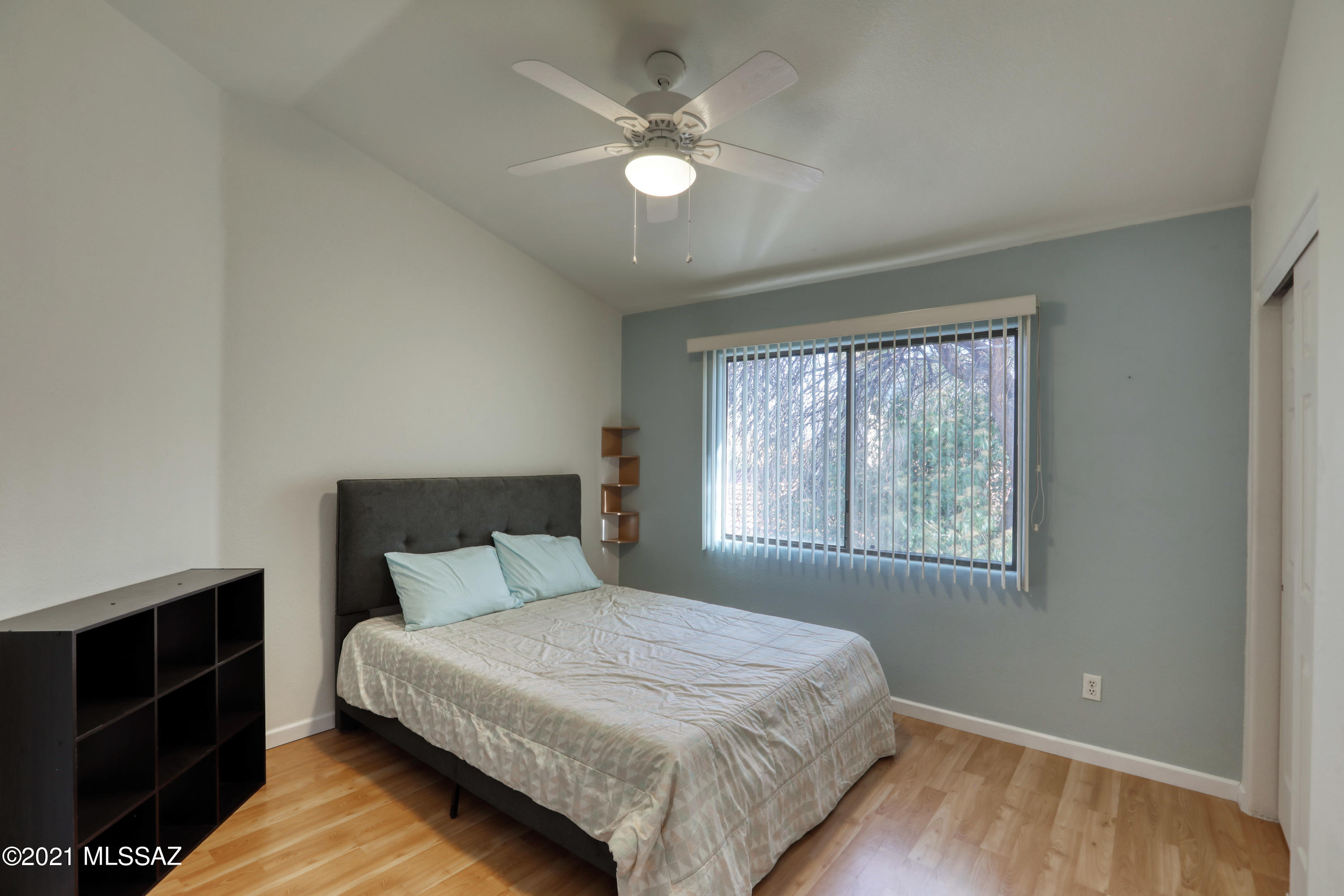12560 North Wayfarer Way Oro Valley, AZ 85755 - Photo 35 of 43 a bedroom with a large bed and a window