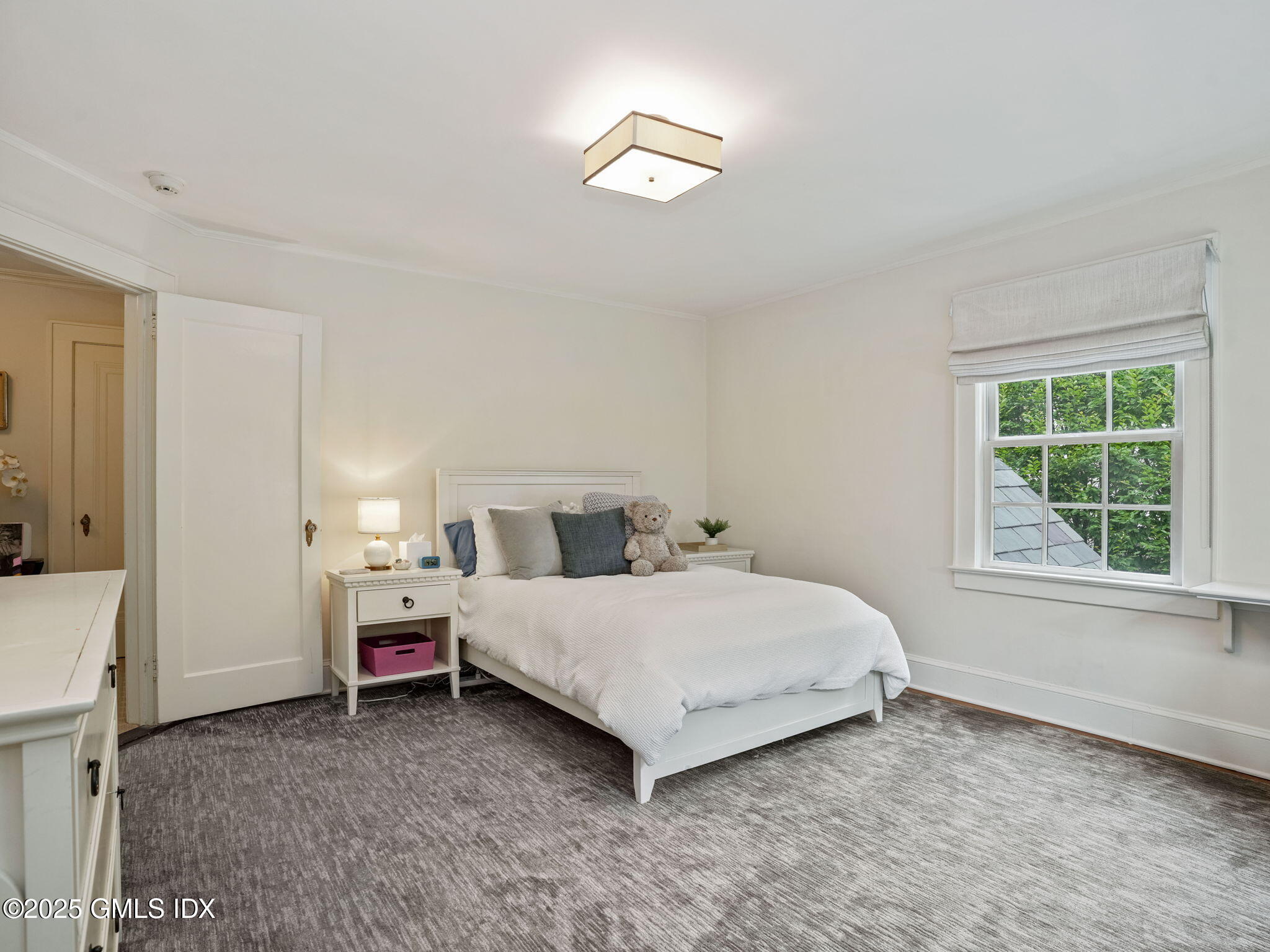 143 Lockwood Road Riverside, CT 06878 - Photo 12 of 39 a spacious bedroom with a bed and a window