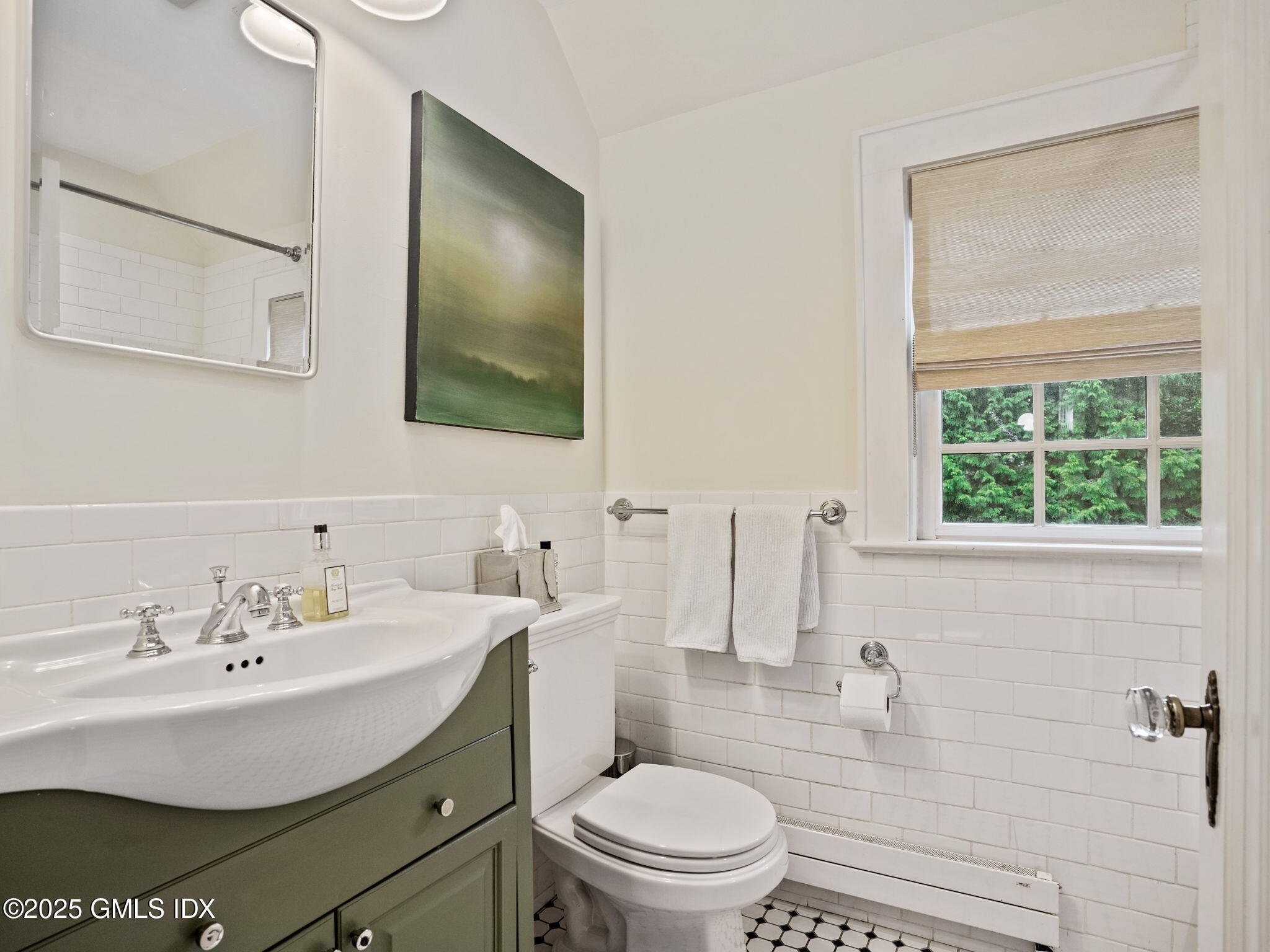 143 Lockwood Road Riverside, CT 06878 - Photo 15 of 39 a bathroom with a sink toilet and mirror