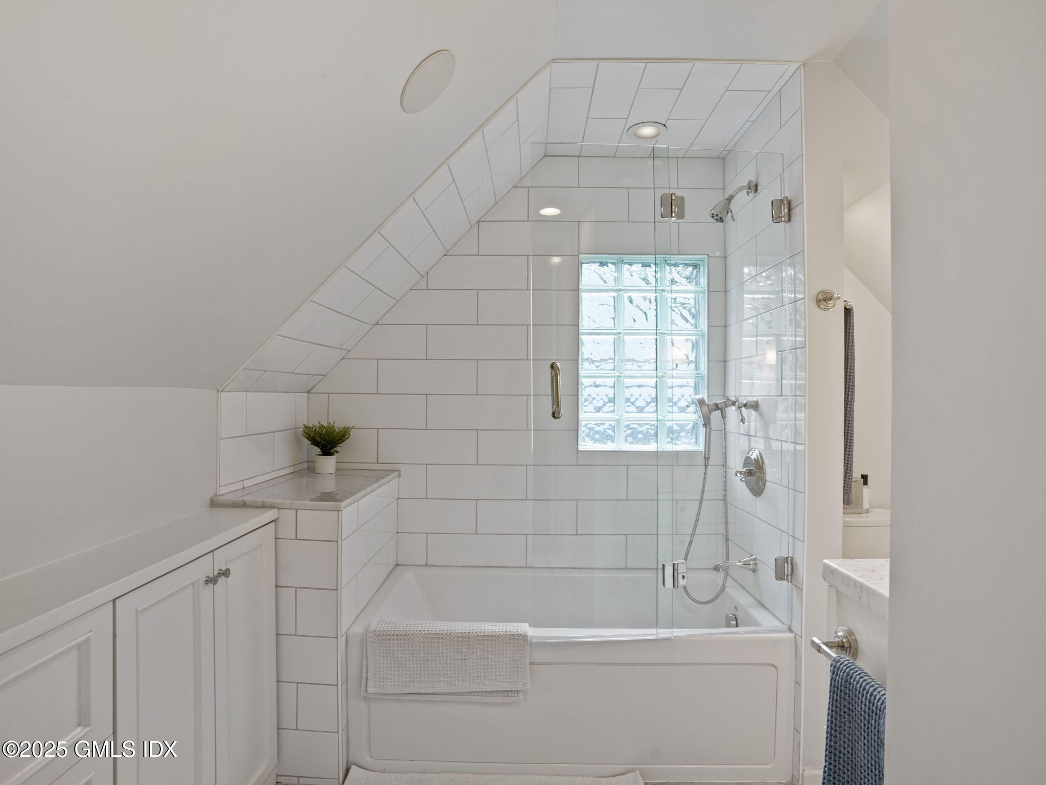 143 Lockwood Road Riverside, CT 06878 - Photo 19 of 39 a bathroom with a bathtub and shower