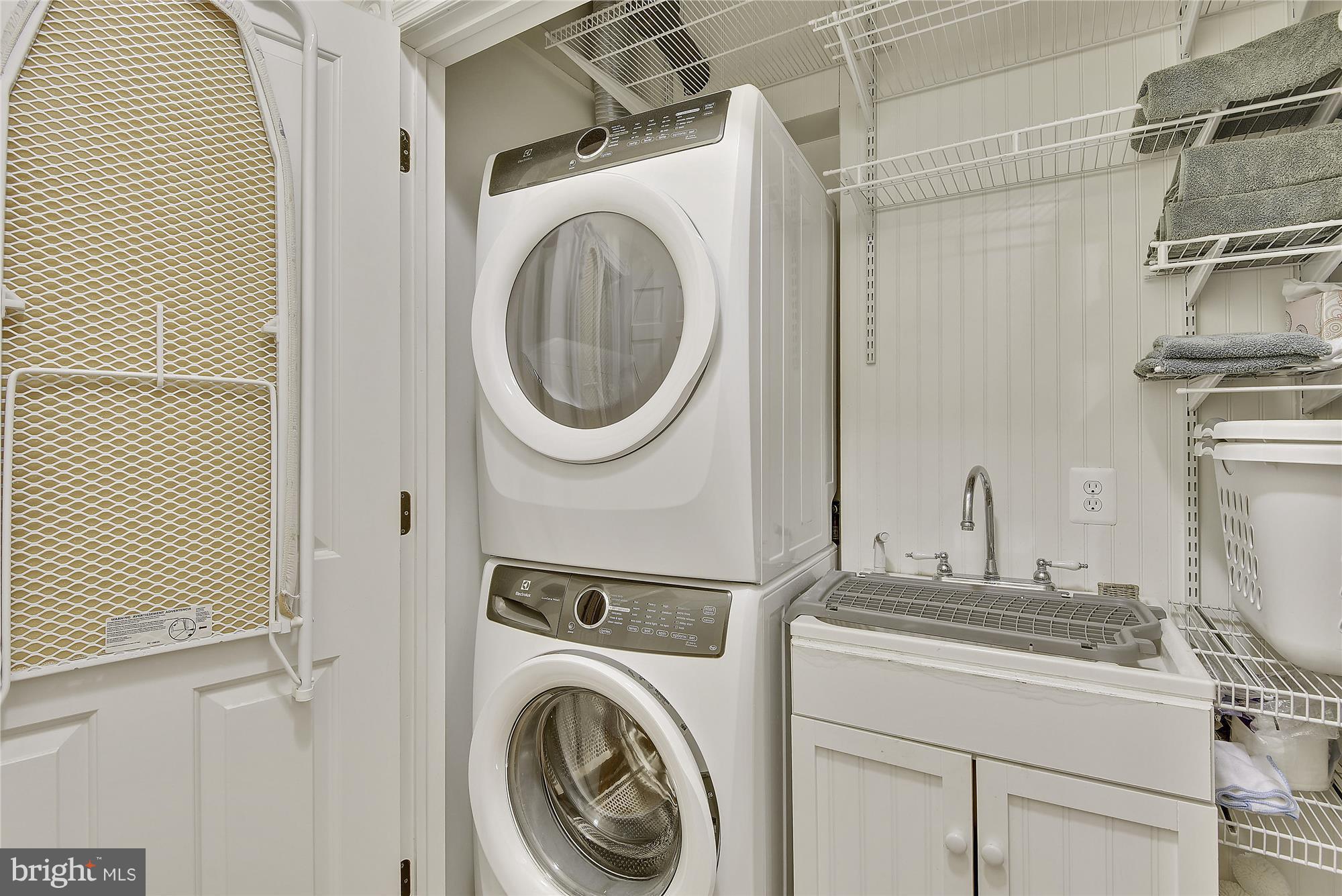 2200 Salisbury Road Silver Spring, MD 20910 - Photo 18 of 26 a utility room with dryer and washer