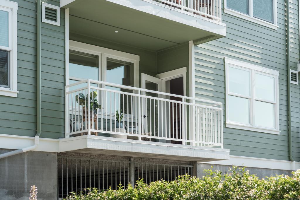 708 Frederick Street, Unit 204 Santa Cruz, CA 95062 - Photo 4 of 34 a porch with a bench