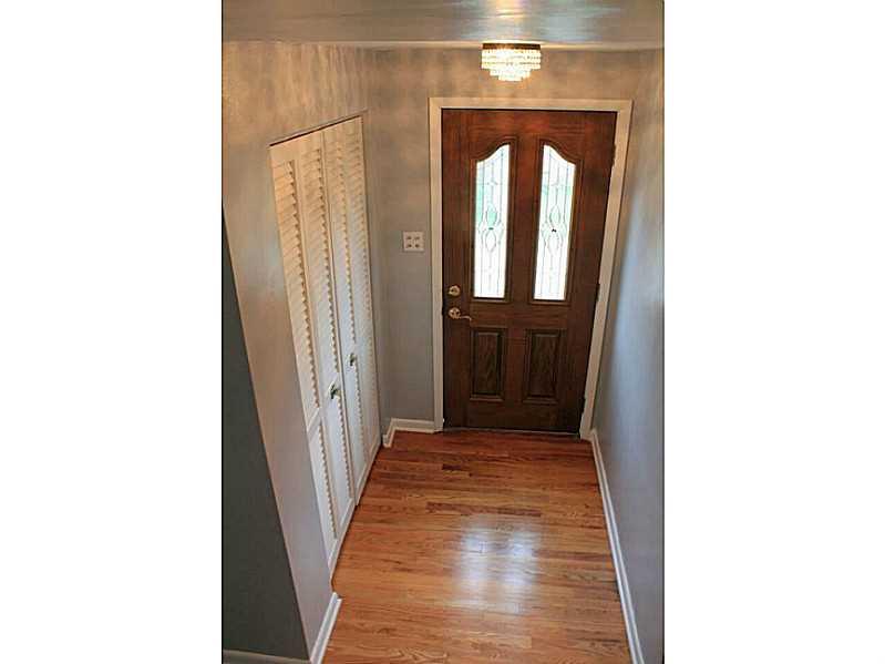 124 Washington Road Forest Hills, PA 15221 - Photo 2 of 14 Entry/Foyer.