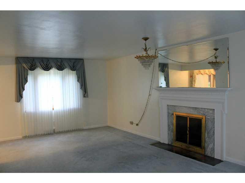 124 Washington Road Forest Hills, PA 15221 - Photo 5 of 14 Living Room.