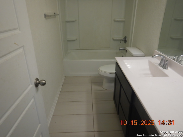 6555 Runaway Row Converse, TX 78109 - Photo 20 of 23 a bathroom with a sink a toilet and shower