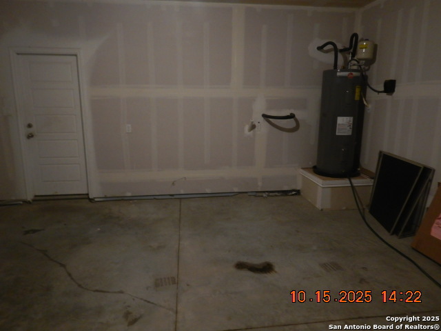 6555 Runaway Row Converse, TX 78109 - Photo 5 of 23 a bathroom with a shower