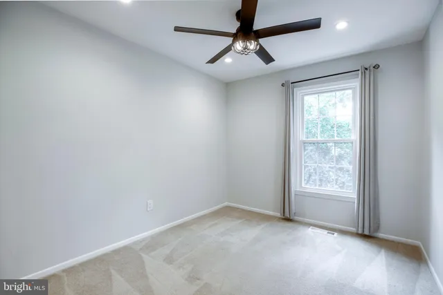 a view of empty room with a ceiling fan