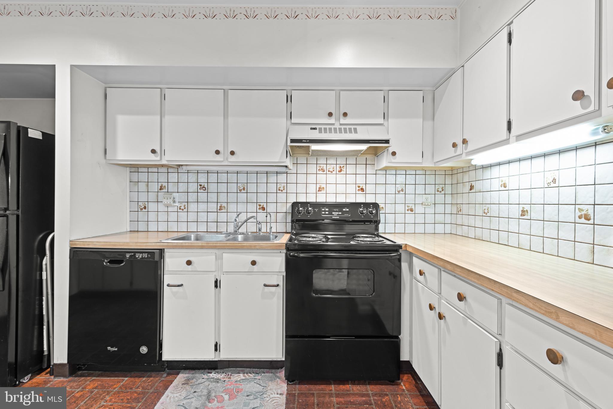 13 Beechtree Lane Mountville, PA 17554 - Photo 11 of 41 a kitchen with cabinets and appliances