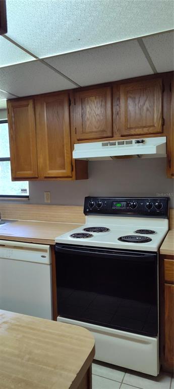 2811 Southwest Archer Road, Unit F46 Gainesville, FL 32608 - Photo 2 of 17 a kitchen with a stove and a microwave