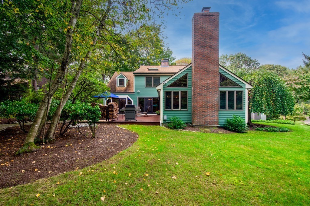 29 Sheridan Road Wellesley, MA 02481 - Photo 31 of 32 a front view of a house with a garden