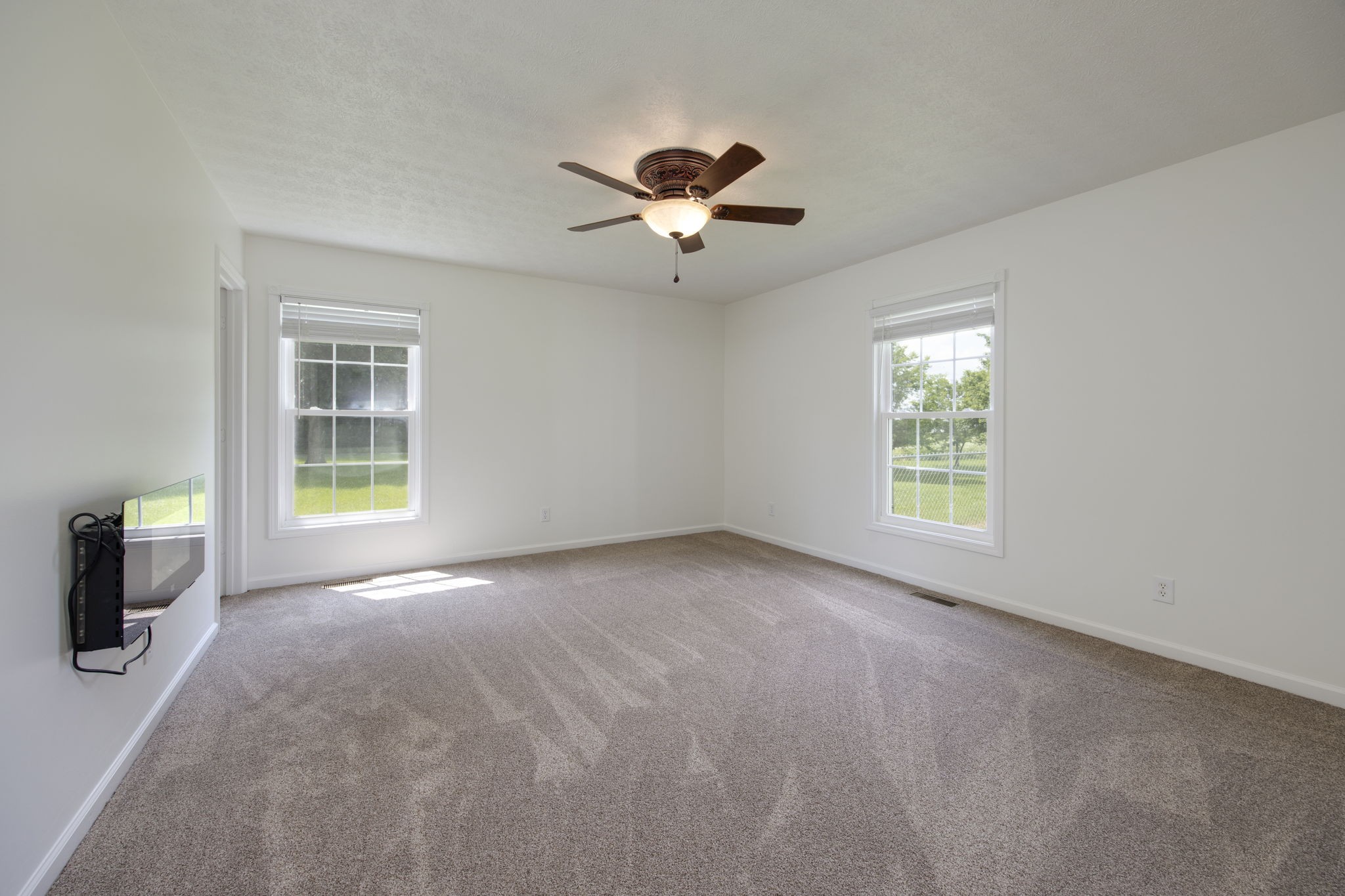 880 Denning Ford Road Portland, TN 37148 - Photo 18 of 54 an empty room with windows and fan