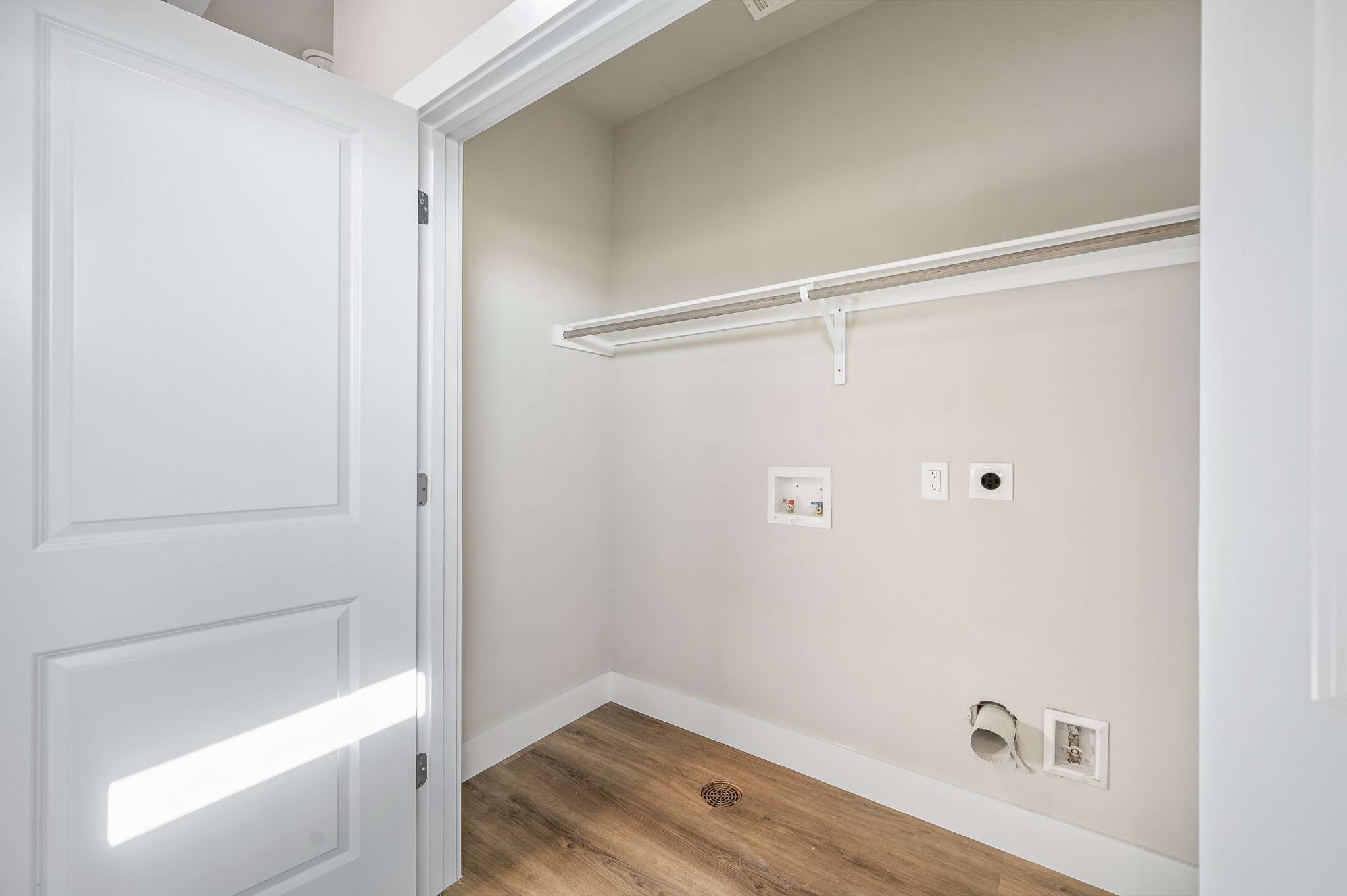 6702 Metro Boulevard, Unit 12 Houston, TX 77083 - Photo 15 of 48 a bathroom with a shower