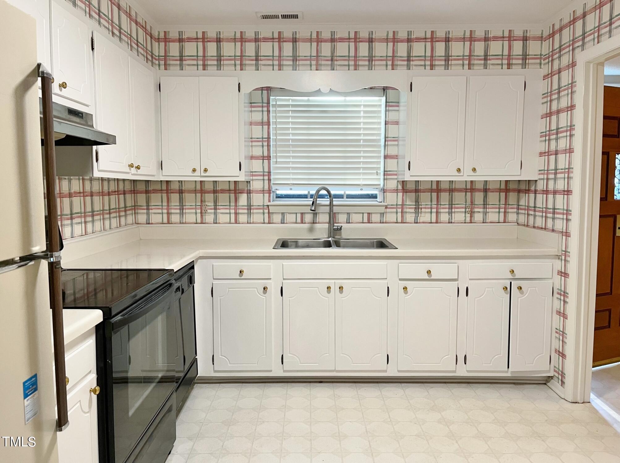 5600 Falls Of Neuse Road, Unit E Raleigh, NC 27609 - Photo 5 of 13 Kitchen