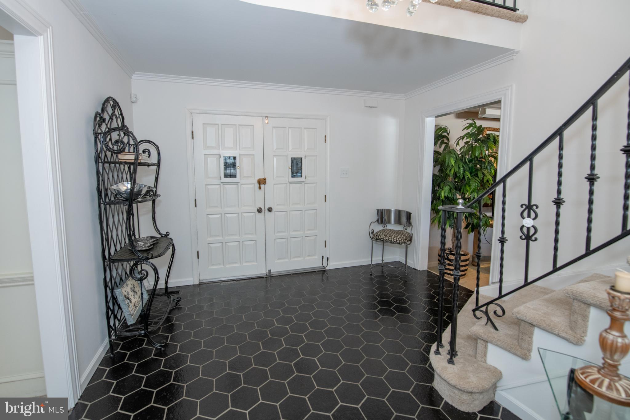 233 Lamplighter Lane Huntingdon Valley, PA 19006 - Photo 2 of 56 Foyer