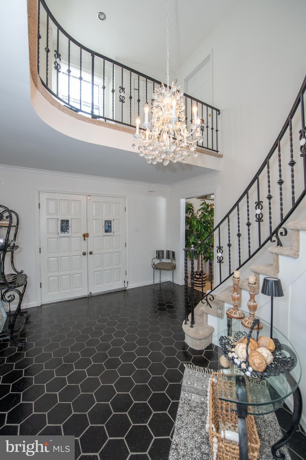 233 Lamplighter Lane Huntingdon Valley, PA 19006 - Photo 4 of 56 Foyer