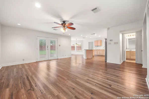 $1,900 | 8619 Park Olympia, Universal City, TX 78148
