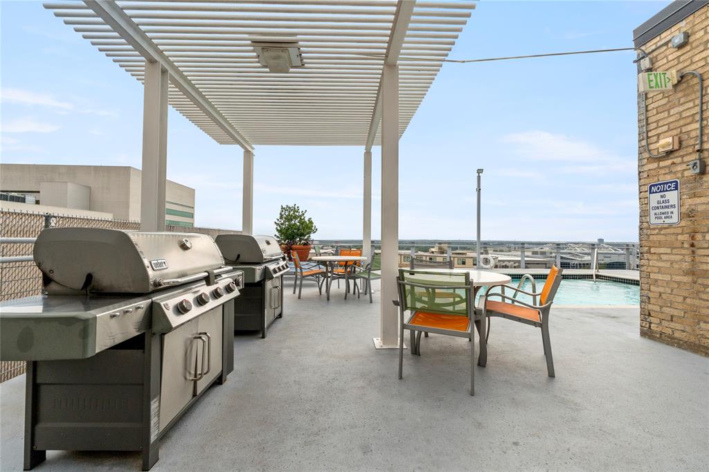 1122 Jackson Street, Unit 811 Dallas, TX 75202 - Photo 19 of 28 a terrace with outdoor seating and city view