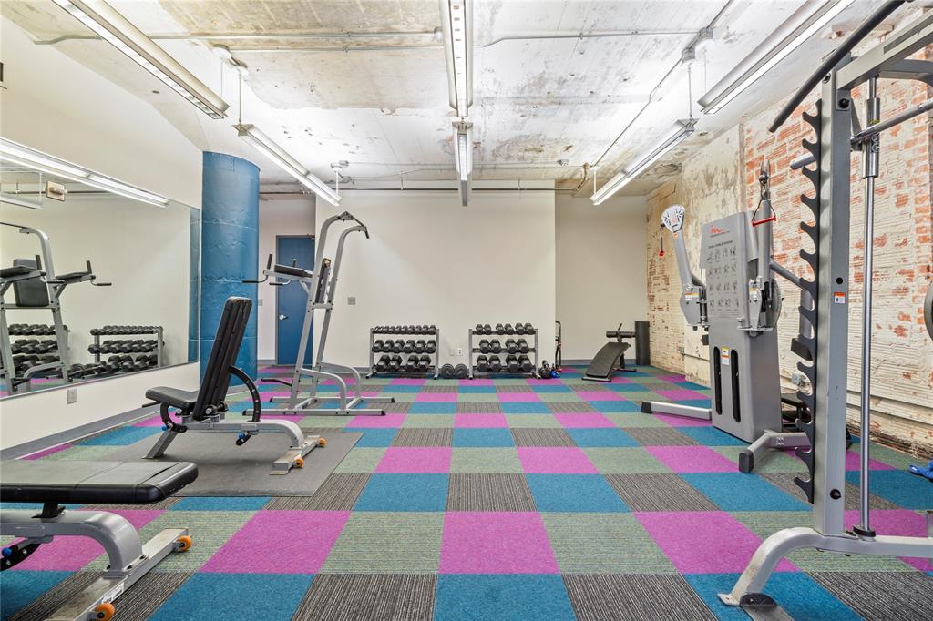 1122 Jackson Street, Unit 811 Dallas, TX 75202 - Photo 27 of 28 a room with musical instruments