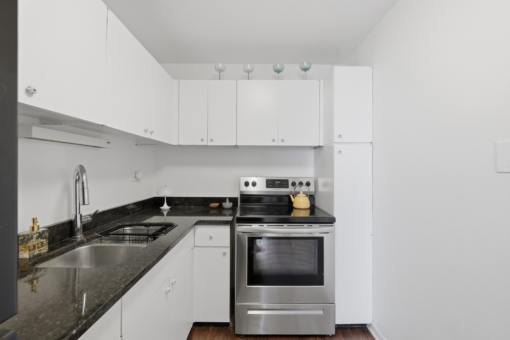 720 West Gordon Terrace, Unit 11A Chicago, IL 60613 - Photo 9 of 31
