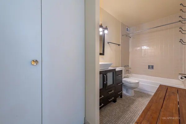 $2,100 | 6700 South South Shore Drive, Unit 22B, Chicago, IL 60649
