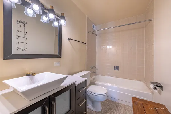 $2,100 | 6700 South South Shore Drive, Unit 22B, Chicago, IL 60649