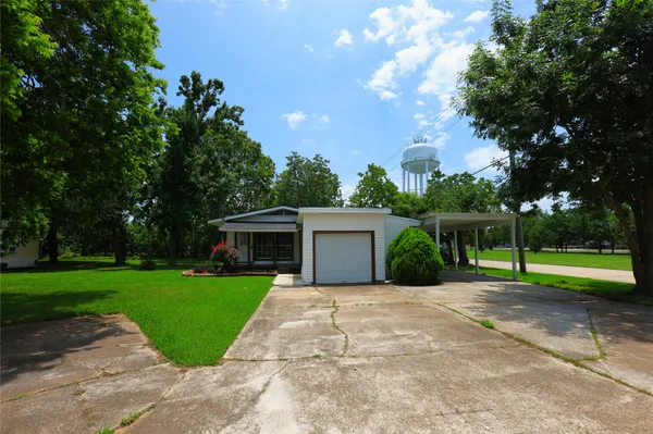 $1,100 | 302 Circle Way Street, Lake Jackson, TX 77566