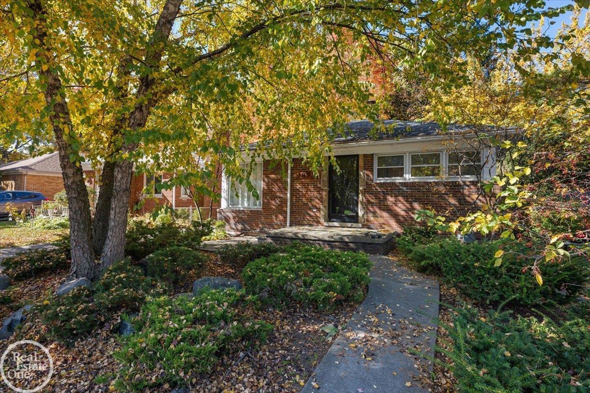 18921 Moon Street Detroit, MI 48236 - Photo 4 of 35