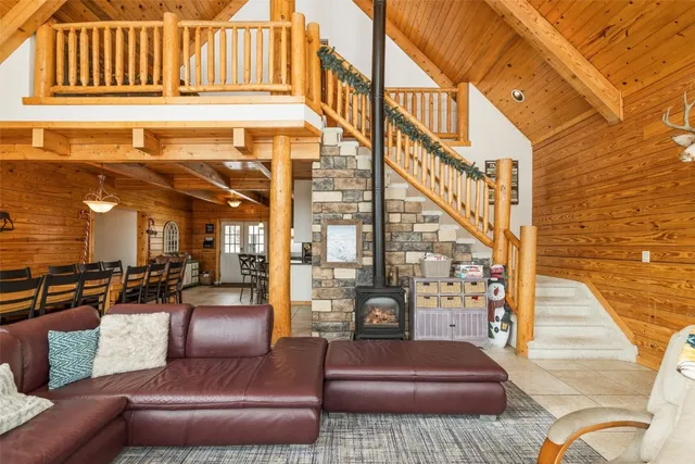 a view of entryway with patio