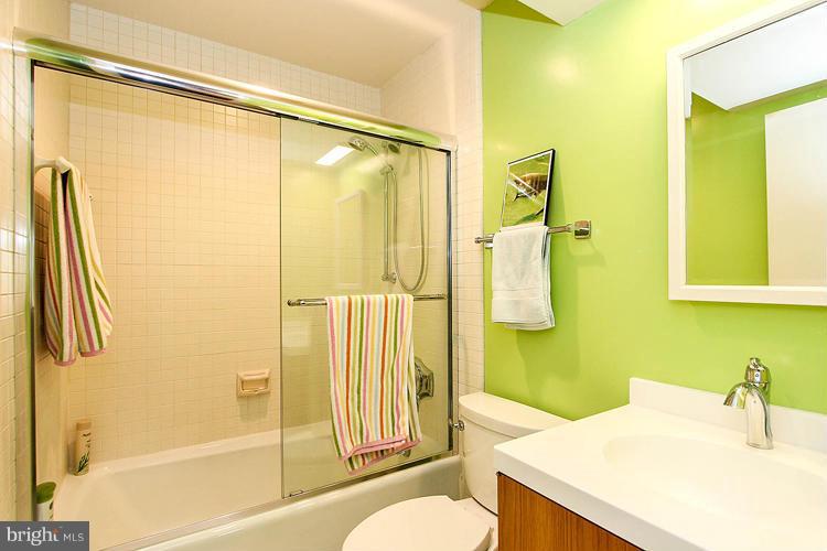 2020 Upper Lake Drive Reston, VA 20191 - Photo 24 of 30 Bath