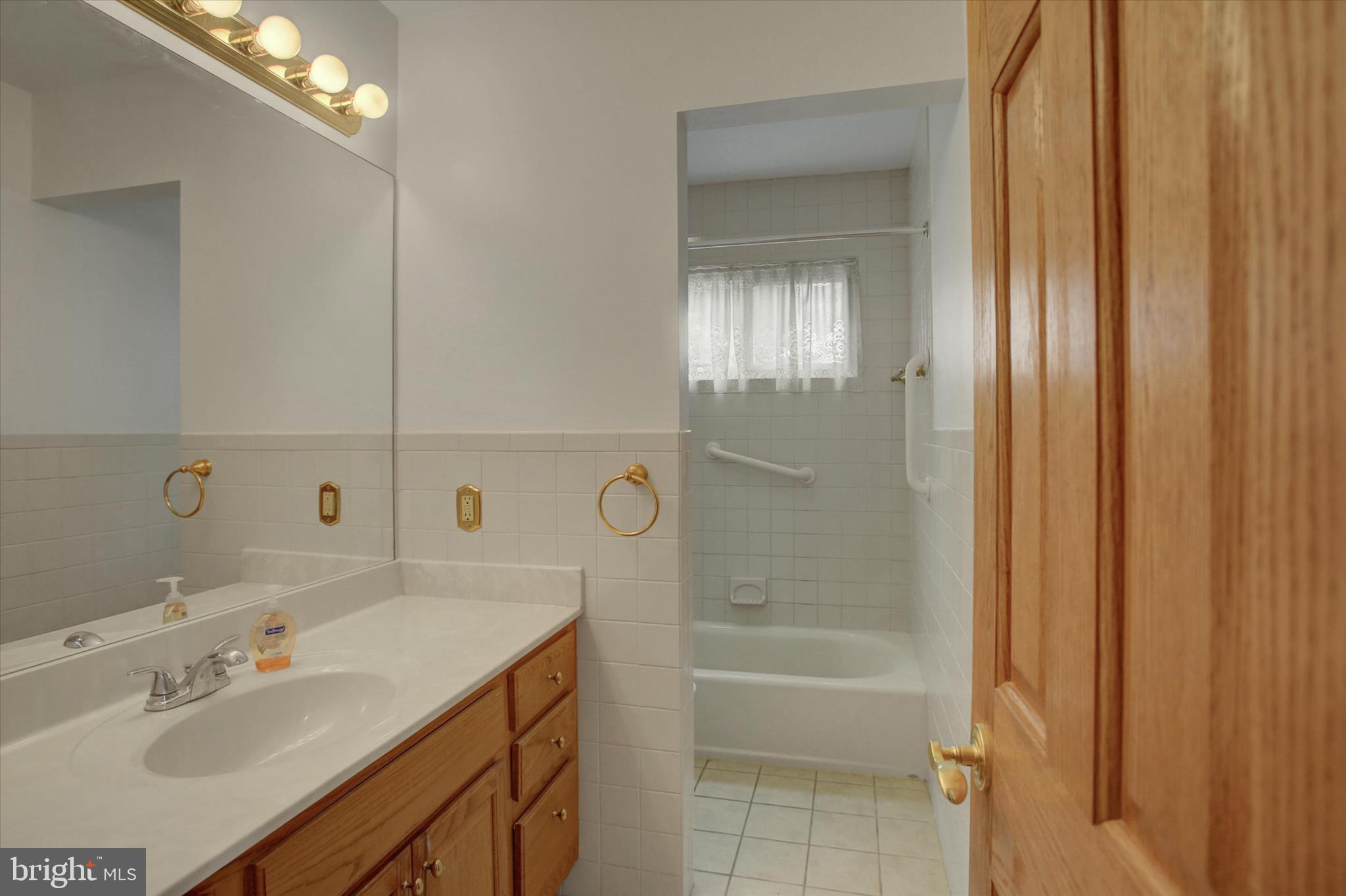 18514 Indian Cottage Road Hagerstown, MD 21742 - Photo 19 of 56 a bathroom with a bathtub a sink and a mirror