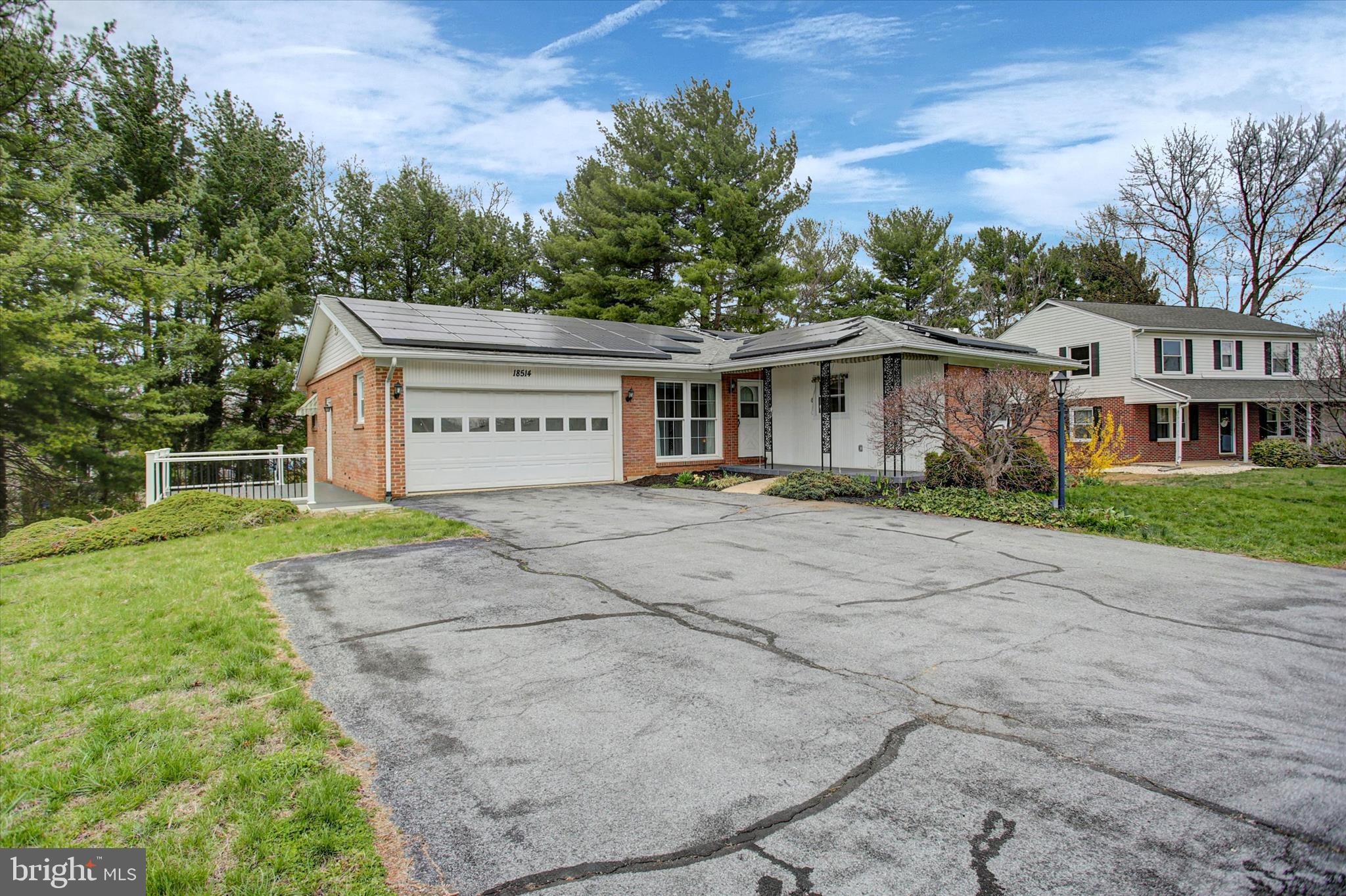 18514 Indian Cottage Road Hagerstown, MD 21742 - Photo 2 of 56 Front view/Oversized driveway