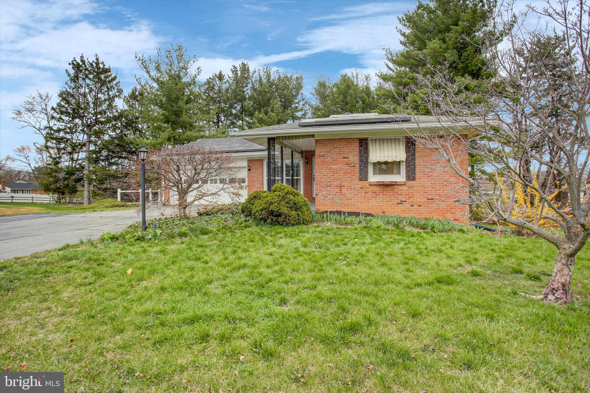 18514 Indian Cottage Road Hagerstown, MD 21742 - Photo 3 of 56 a backyard of a house with lots of green space