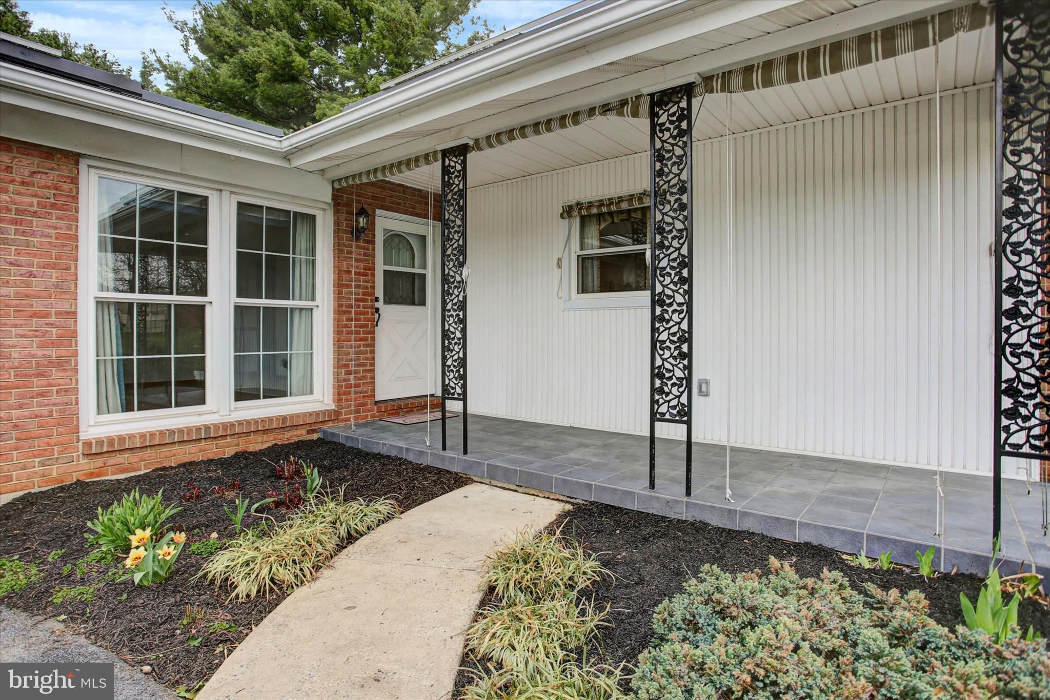18514 Indian Cottage Road Hagerstown, MD 21742 - Photo 5 of 56 a front view of a house