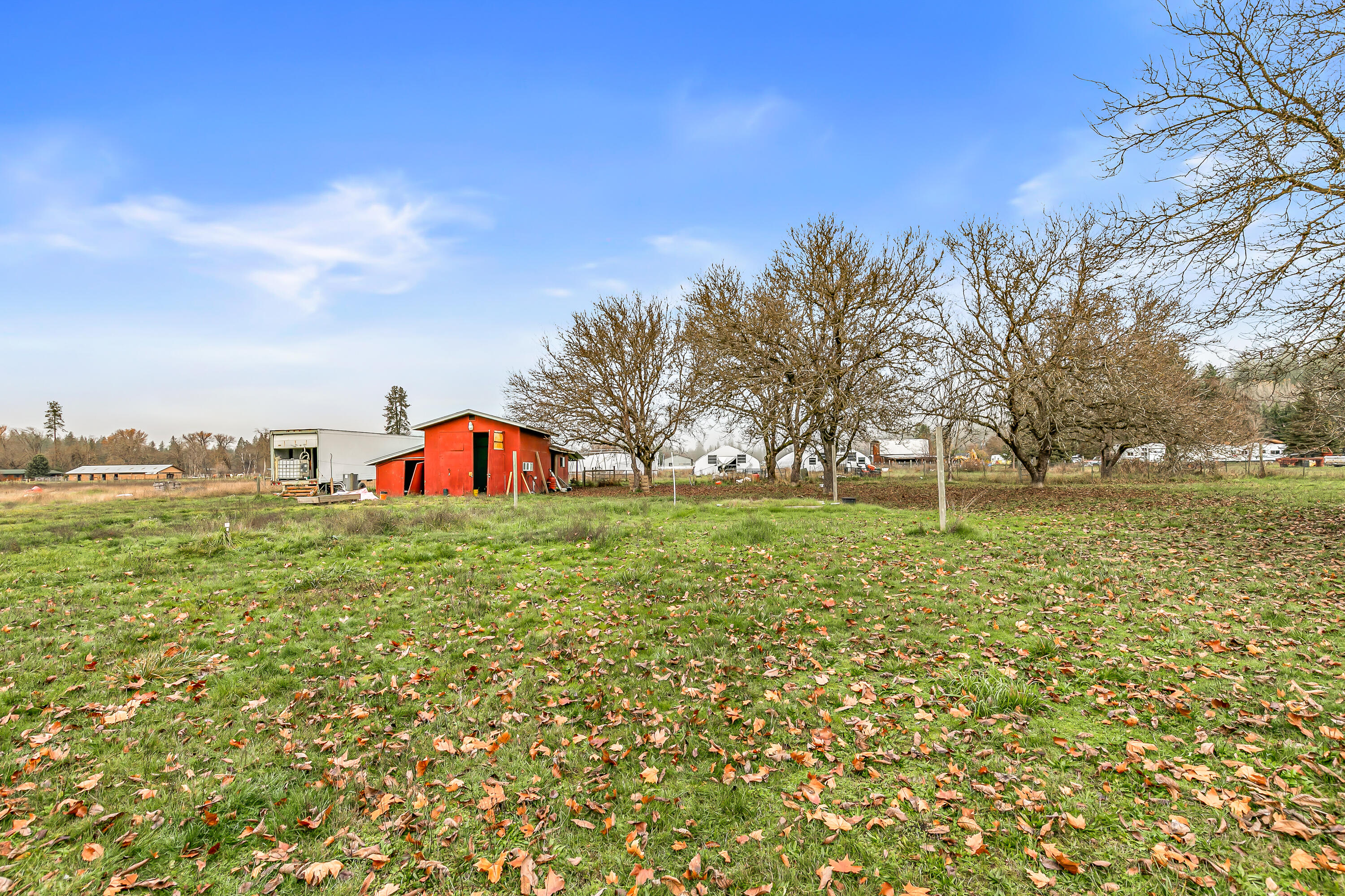 100 Minthorne Road Rogue River, OR 97537 - Photo 14 of 40 Barn Exterior