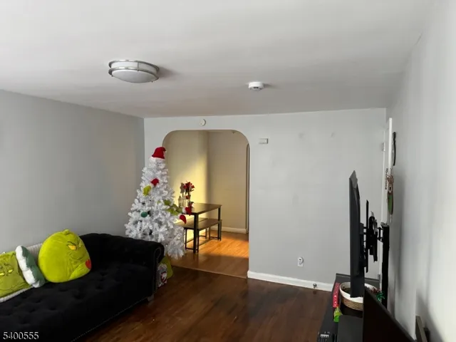 $1,655 | 719 Thomas Street, Unit 2R, Elizabeth, NJ 07202