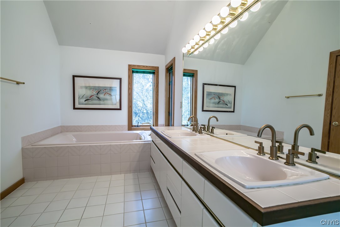 6104 Carnegie Drive Syracuse, NY 13224 - Photo 24 of 41 Primary bath