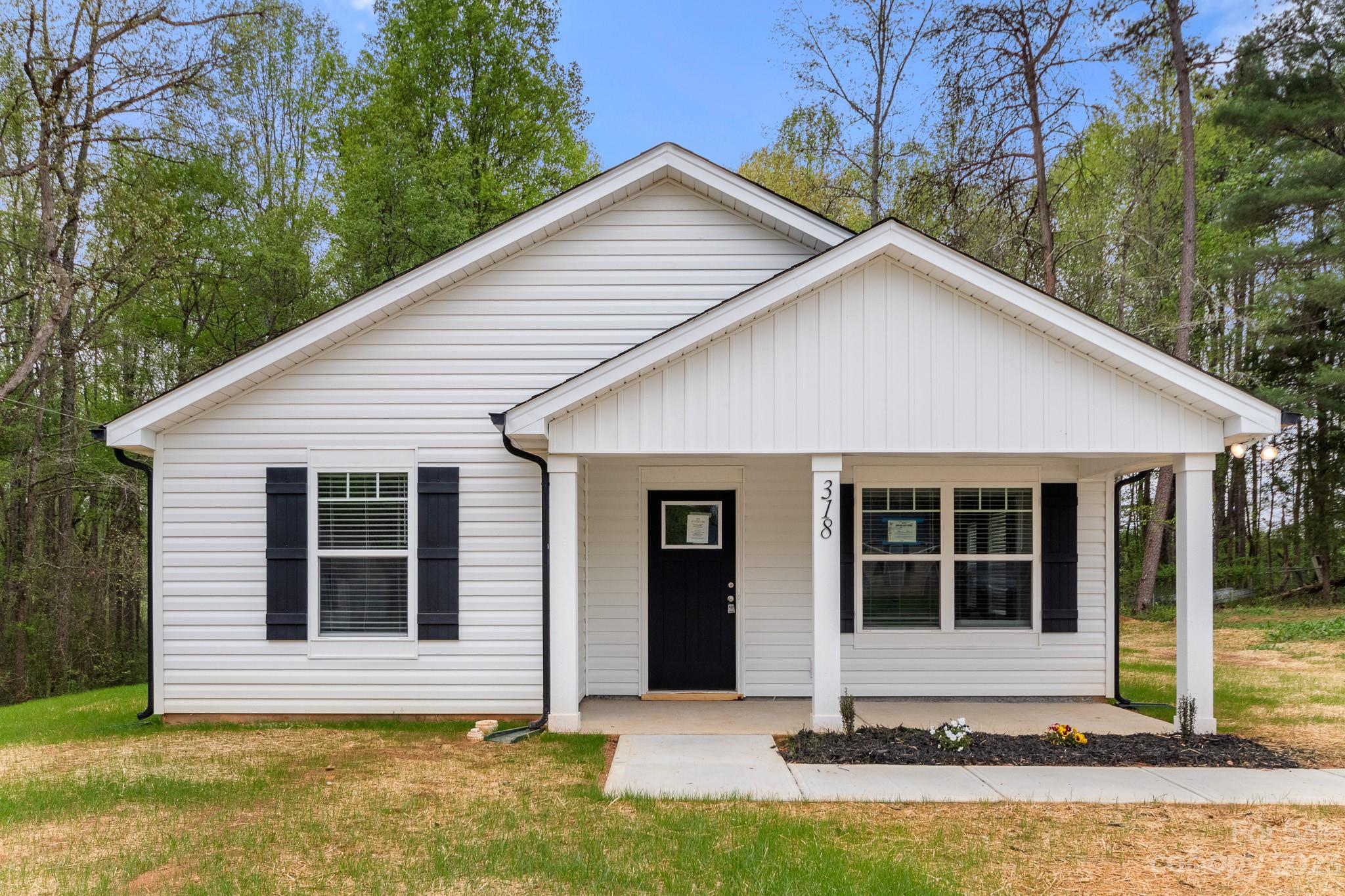 a view of house with yard and plants