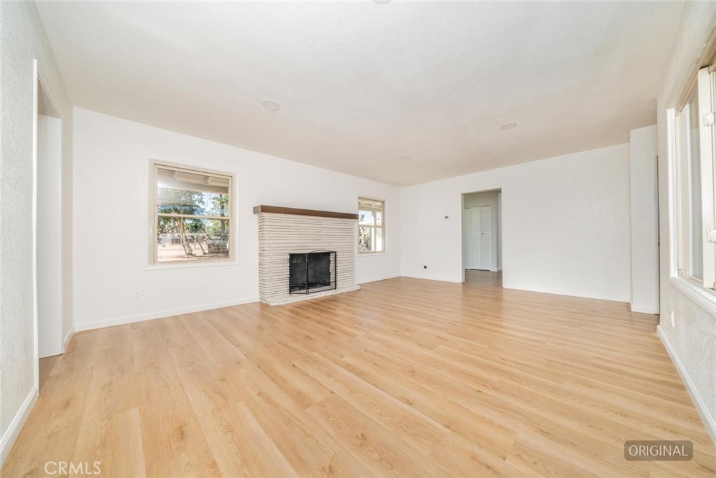 14387 Jicarilla Road Apple Valley, CA 92307 - Photo 5 of 24 Living Room