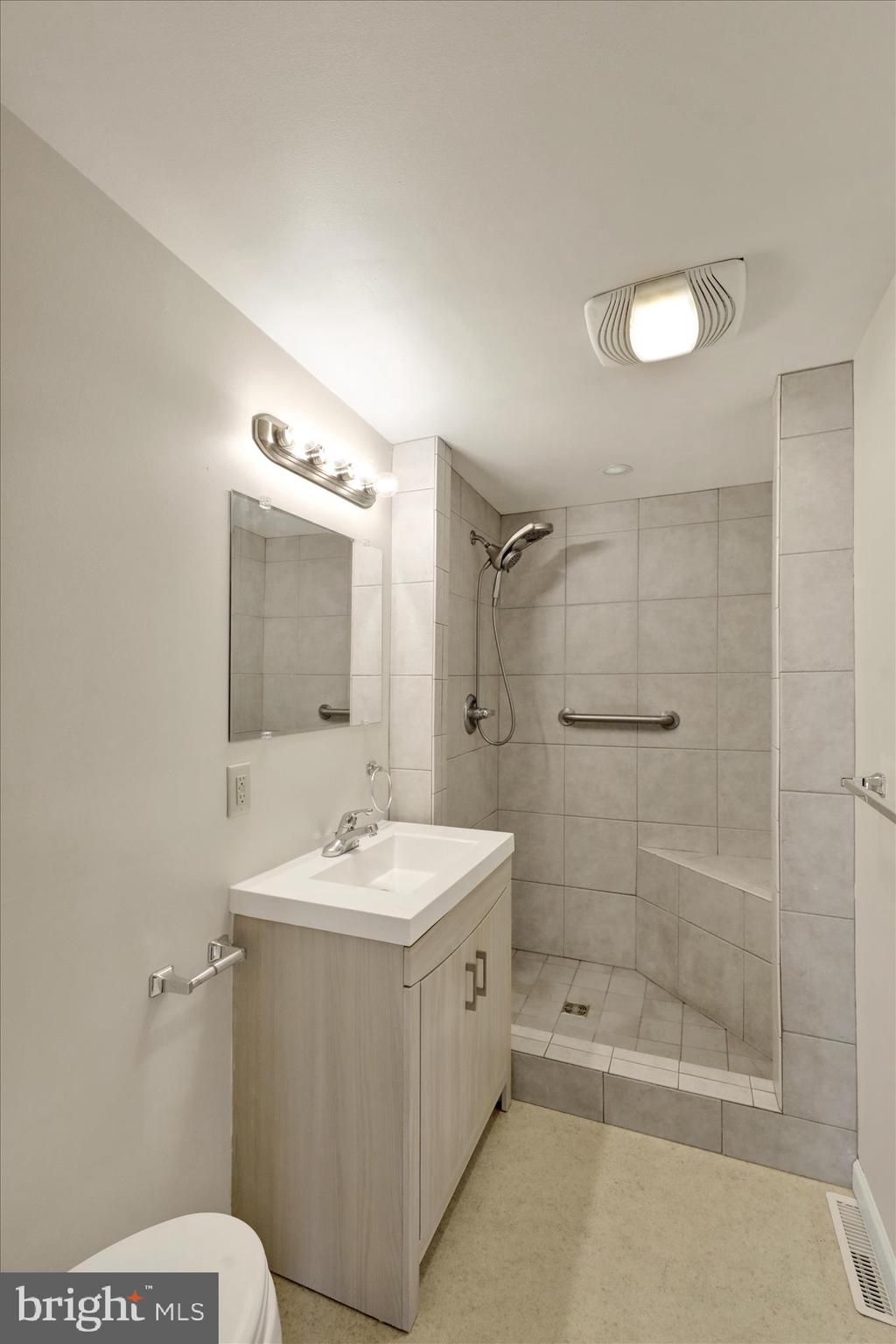 1027 Commonwealth Boulevard Reading, PA 19607 - Photo 15 of 31 Updated Full Bath