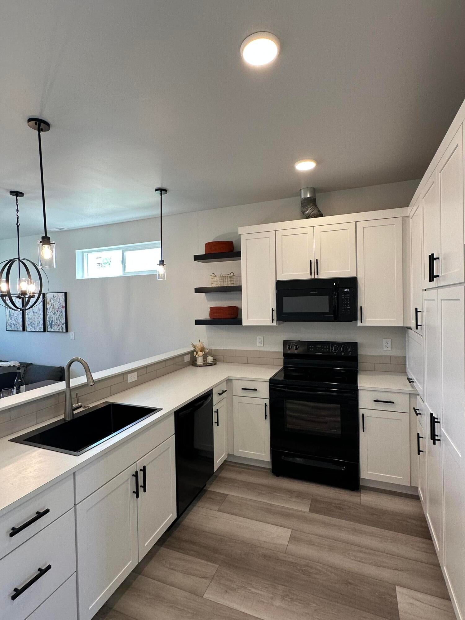 61646 Pettigrew Road, Unit 2 Bend, OR 97702 - Photo 4 of 15 IMG_6671