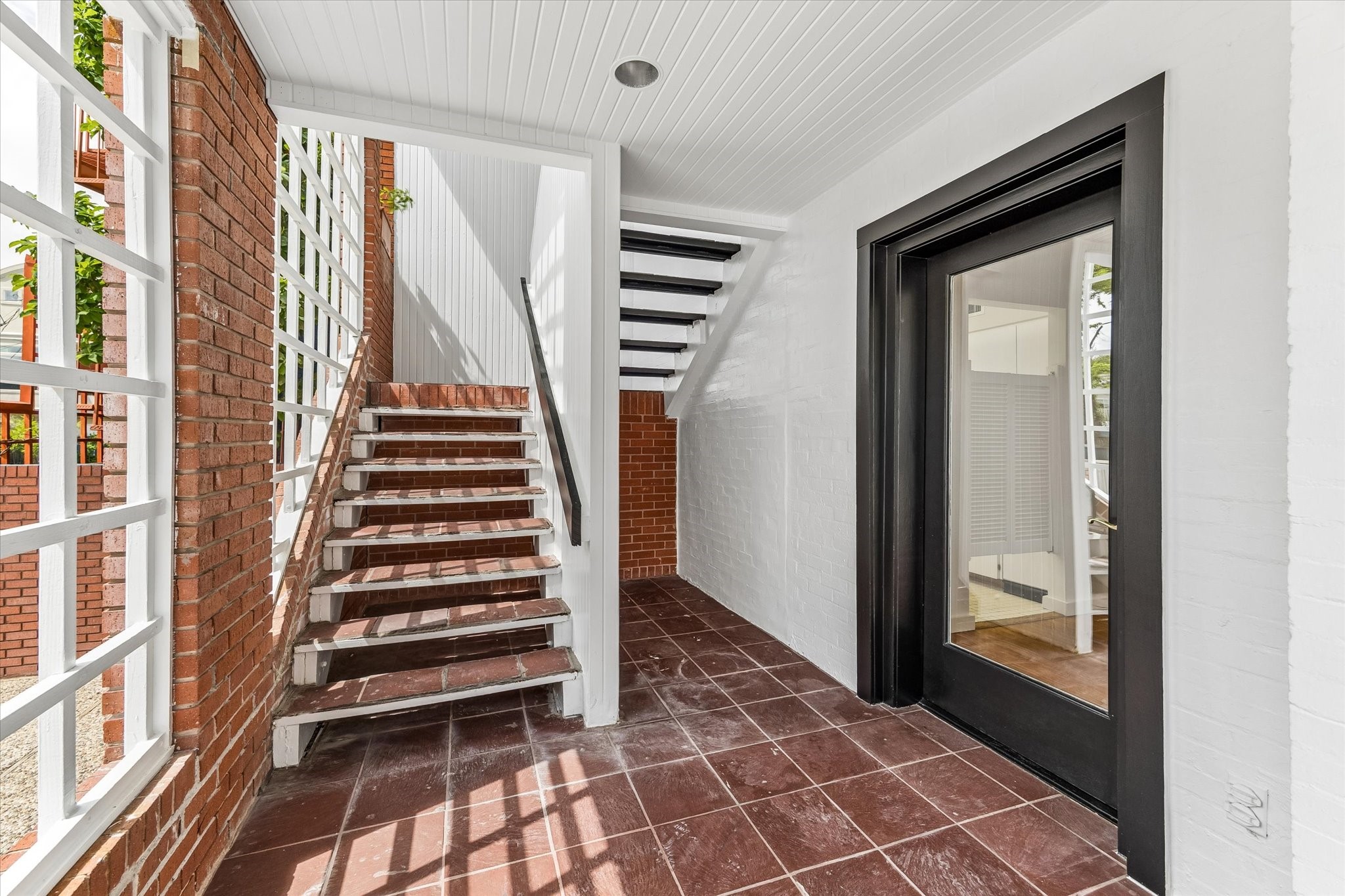 2402 Commonwealth Street Houston, TX 77006 - Photo 4 of 45 a view of a hallway with wooden floor and windows
