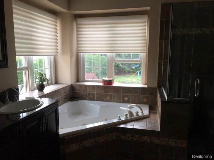 4044 Pine Ridge Court Fenton, MI 48430 - Photo 16 of 25 Master Bath.jpg