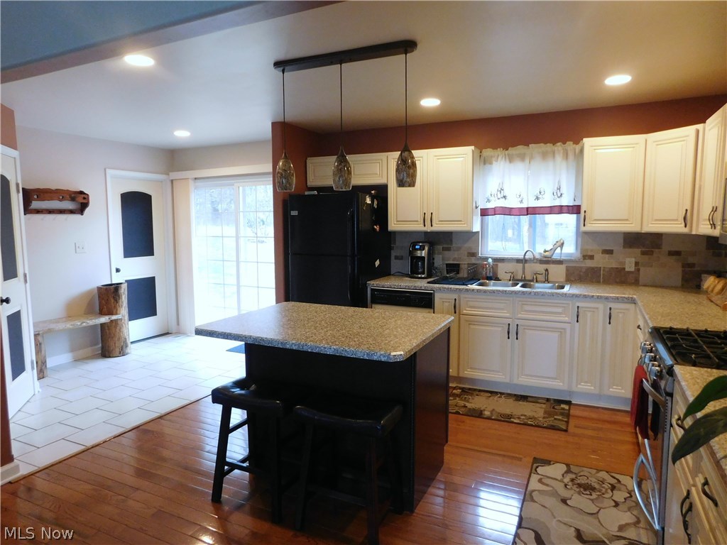 1693 Betz Road Akron, OH 44306 - Photo 8 of 29 Newer Refrigerator, Stove, Dishwasher and Microwave stay with the home!