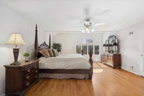 $1,199,000 | 1424 East Jonquil Circle, Arlington Heights, IL 60004