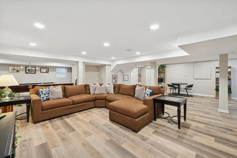 $1,199,000 | 1424 East Jonquil Circle, Arlington Heights, IL 60004