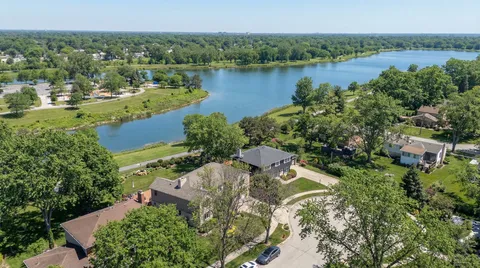 $1,199,000 | 1424 East Jonquil Circle, Arlington Heights, IL 60004