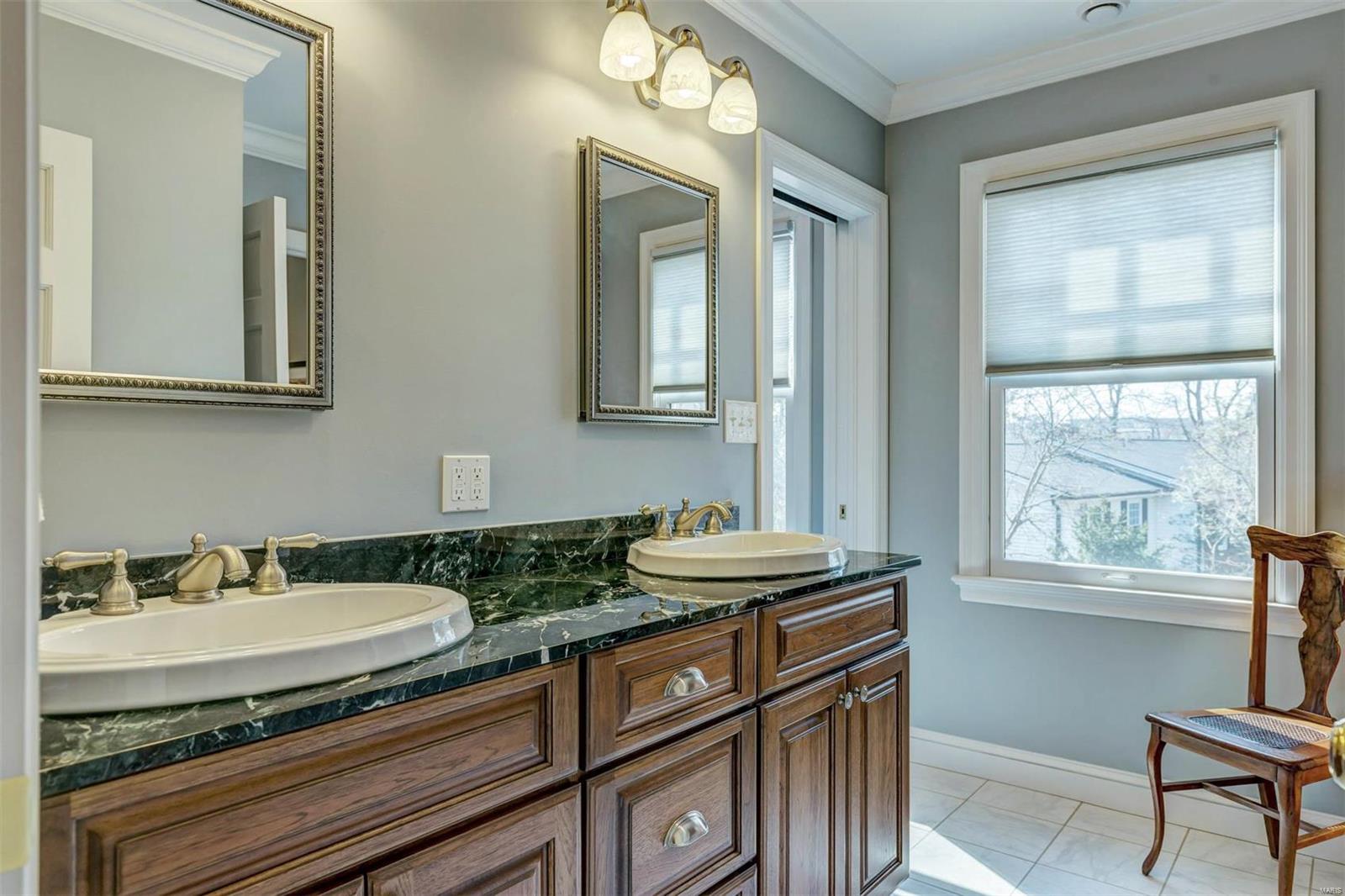 10024 Conway Road Ladue, MO 63124 - Photo 17 of 28