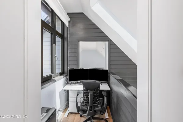 $2,100,000 | 31 Thorn Hill Road, Riverside, CT 06878